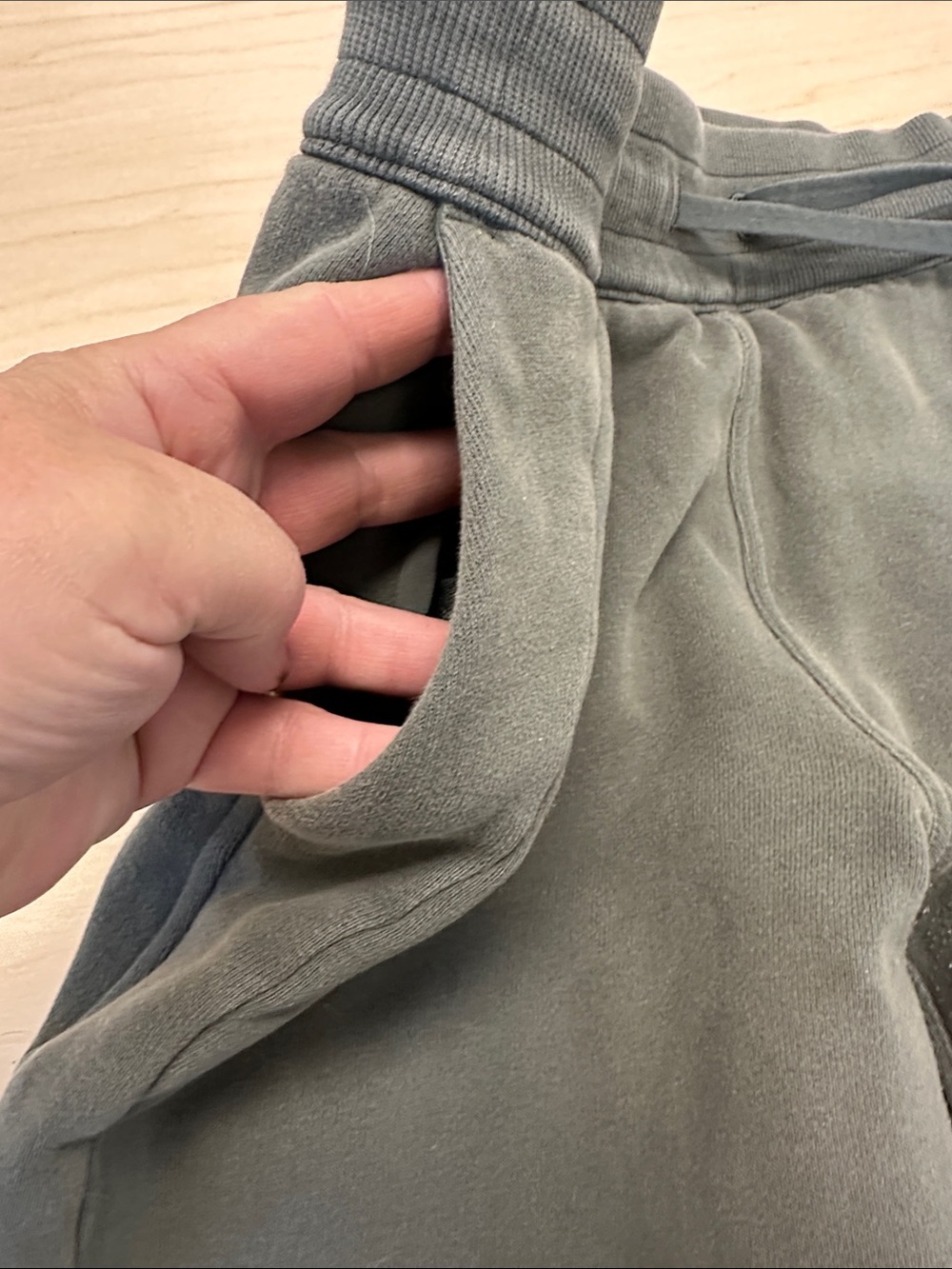 Lululemon olive green joggers size 6, drawstring waist, two front pockets - Picture 3 of 10
